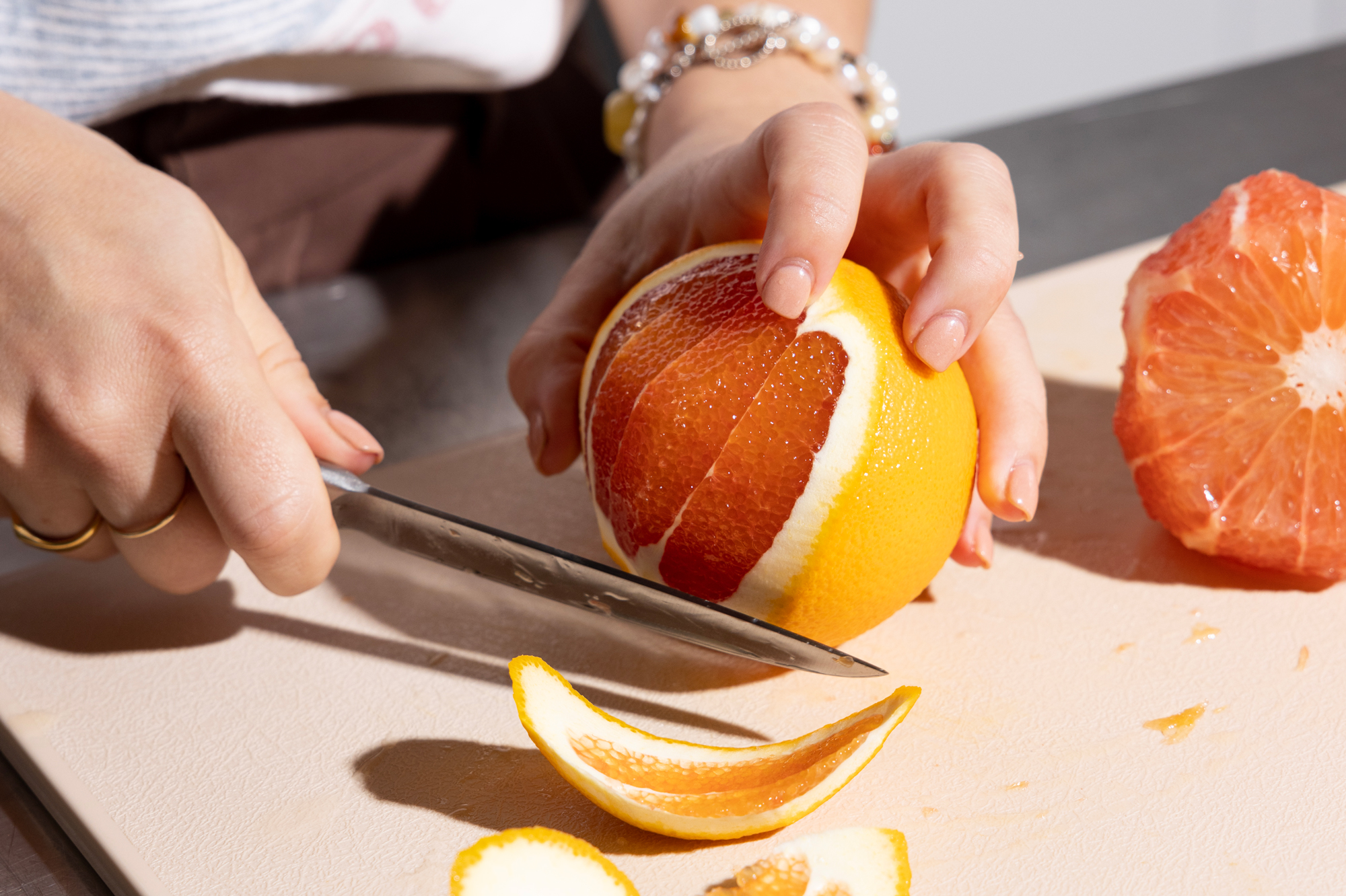 Citrus being cut, creative food photography by Freshmade.